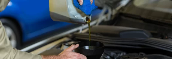 Dolewanie oleju samochodowego